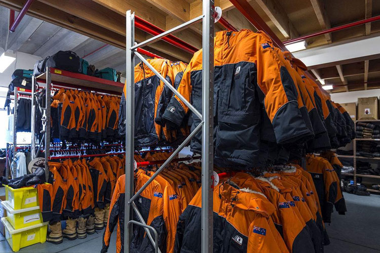 服裝倉(cāng)庫(kù)如何除濕？倉(cāng)庫(kù)除濕機(jī)輕松應(yīng)對(duì)潮濕問(wèn)題